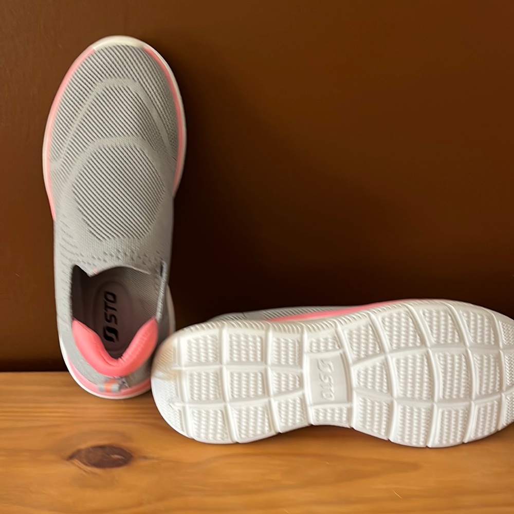 🐴NWOT STQ sneakers size 5 1/2 sip on grey and pink
